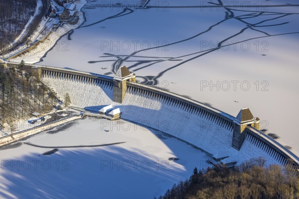 Aerial view, Möhnetalsperre and dam wall in the snow, Günne, Möhnesee, Sauerland, North