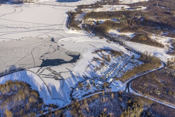 Aerial view, snow-covered campsite Möhnesee, forest area and Möhnesee, Brüningsen, Möhnesee,