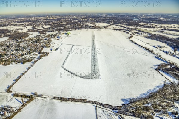 Aerial photo, Airport Essen / Mülheim in winter, Menden and Ickten, Mülheim an der Ruhr, Ruhr area,