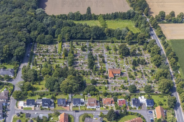 Aerial photograph, Heeren cemetery in the Heeren-Werve district, Kamen, Ruhr area, North