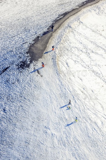 Aerial view, pedestrians, sledges and skis in the snow at the Mottbruchhalde, Brauck, Gladbeck,