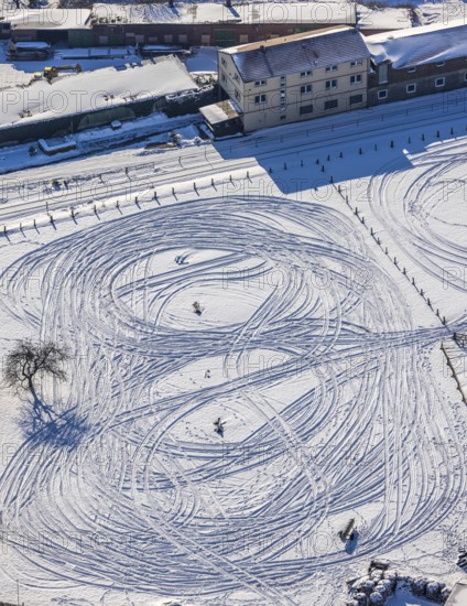 Aerial view, snow-covered field Marker Dorfstraße, winter, vehicle tracks in the snow, Uentrop,