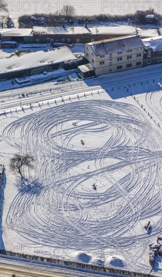Aerial view, snow-covered field Marker Dorfstraße, winter, vehicle tracks in the snow, Uentrop,