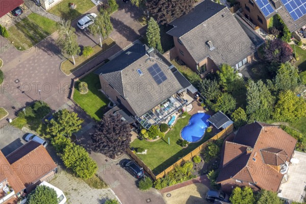 Aerial view, residential house Schäferstraße with swimming pool and cover in the district Uentrop