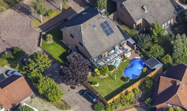 Aerial view, residential house Schäferstraße with swimming pool and cover in the district Uentrop