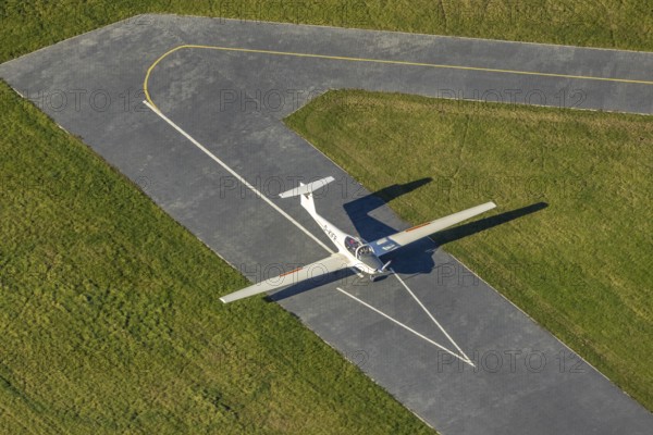Aerial photo, Hamm airfield and motor glider in the district of Heessen in Hamm, Ruhr area, North