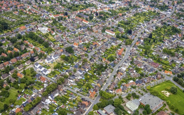 Aerial view, local view Bockum-Hövel and residential house with garden and swimming pool in