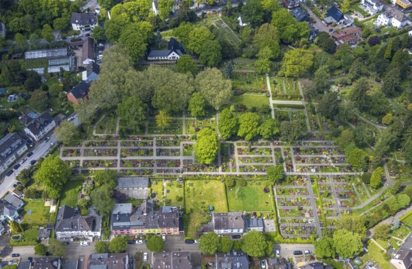 Aerial view, Protestant New Cemetery and Catholic Cemetery Friedensstraße, Leubeck, Heiligenhaus,