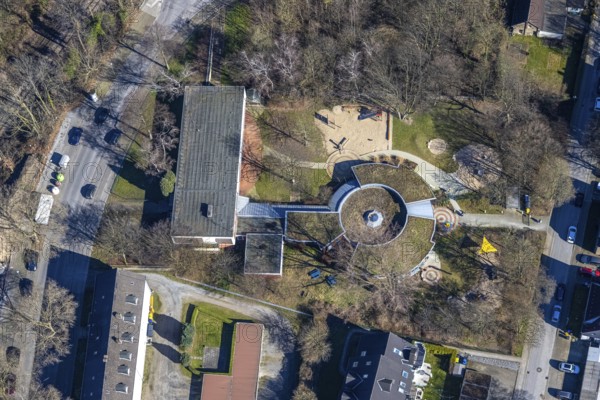 Aerial view, residential building with kindergarten and playground on Landecker Straße, Horst,