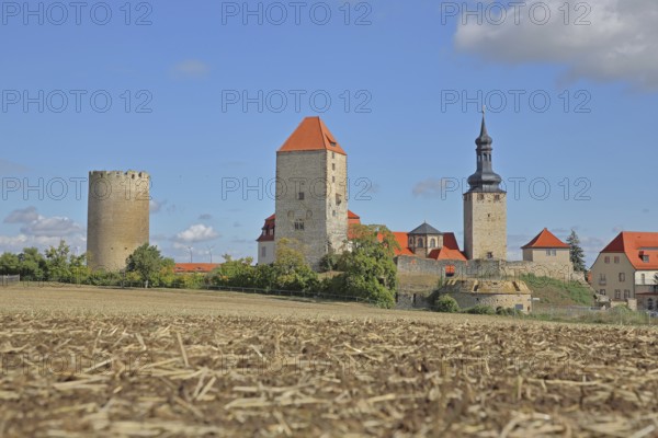 Castle built 10th century with Dicker Heinrich, Marterturm and Pariser Turm, towers, field, stubble