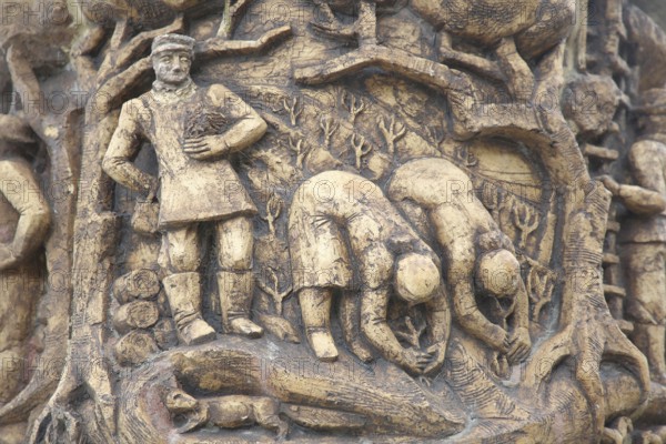 Relief at the market fountain, sculpture, farmers planting seedlings, gardener, sowing, sowing,