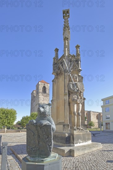 Roland and church ruins of St Nikolai, bear figure with shield and coat of arms, statue with sword,