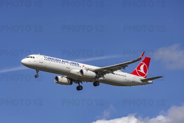 Aircraft approaching Stuttgart Airport. Aircraft registration: TC-JTE, Turkish Airlines, Airbus