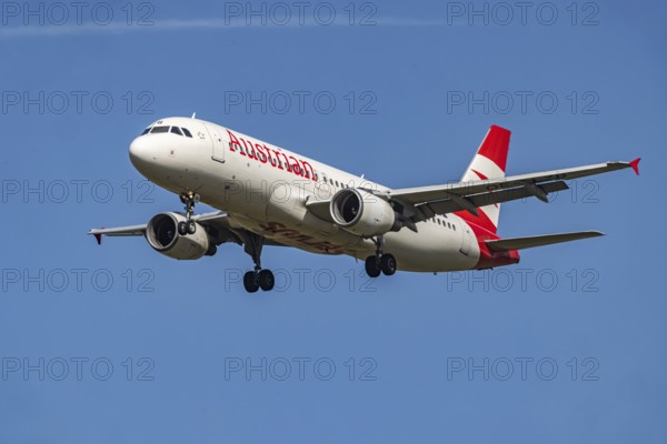Aircraft approaching Stuttgart Airport. Aircraft registration: OE-LZB, Austrian Airlines, Airbus