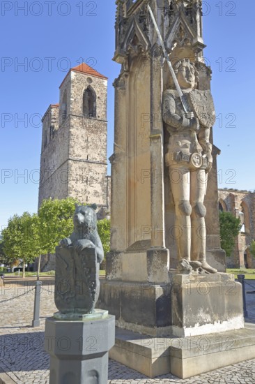 Roland and church ruins of St Nikolai, bear figure with shield and coat of arms, statue with sword,