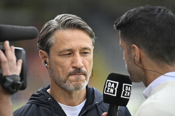 Coach Coach Niko Kovac Borussia Dortmund BVB Portrait in interview Microphone Micro Logo DAZN