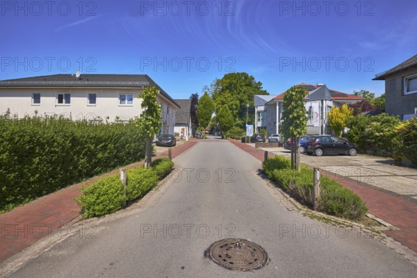 Multi-family houses, general development, residential building, trees, hedge, clinker pavement,
