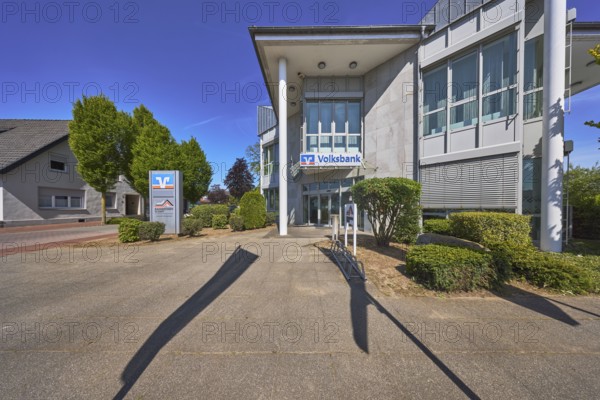 Vereinigte Volksbank eG Bramgau Osnabrück Wittlage, modern architecture, roofed entrance area,