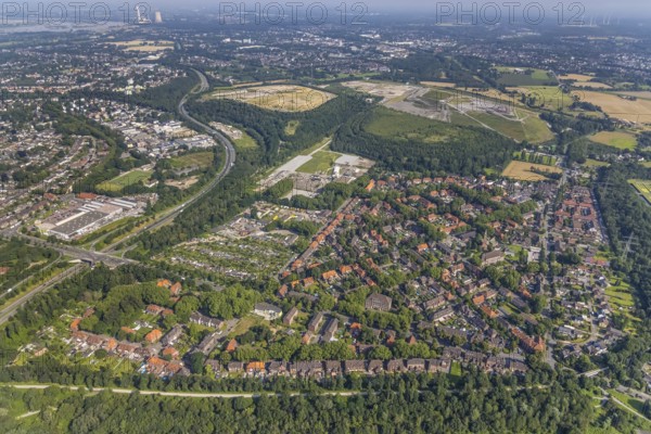 Aerial view, church Polska Misja Katolicka, community primary school, allotment garden association