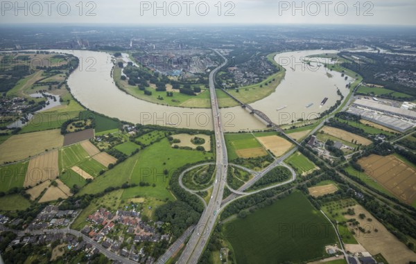 Aerial view, flood river Rhine, motorway A42 Beeckerwerther Brücke and Haus-Knipp-Eisenbahnbrücke