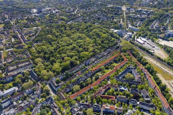 Aerial view, residential area Von-der-Goltz-Straße and Düsseldorfer Straße with red roofs, wooded