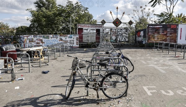 Littered parking space for bicycles at Warschauer Brücke, Berlin, 02/10/2025, Berlin, Berlin,