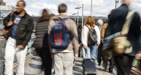People walking across a bridge at Warschauer Straße station, Berlin, 02 October 2025, Berlin,