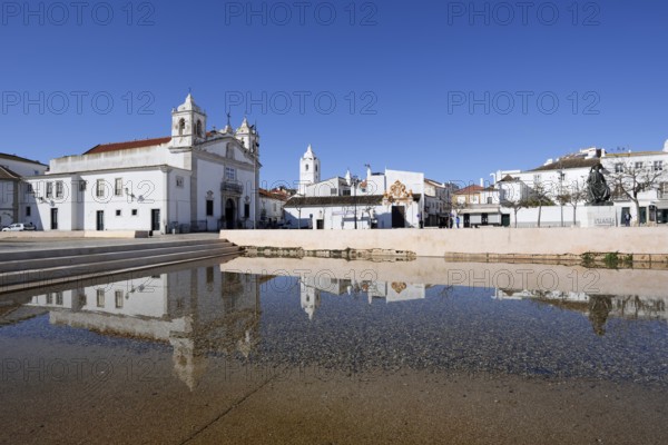 Church Igreja de Santa Maria ou da Misericordia and monument to Henry the Navigator, Praca Infante