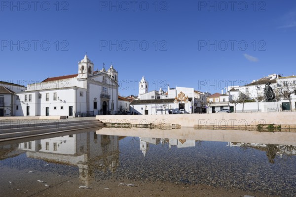 Church Igreja de Santa Maria ou da Misericordia and monument to Henry the Navigator, Praca Infante