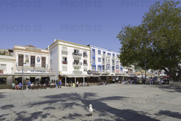 Restaurants and pavement cafés in Largo Engenheiro Duarte Pacheco square, Albufeira, Algarve,