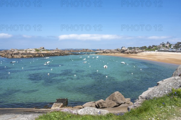 View from the GR 34 coastal hiking trail of the extensive sandy beach of the Plage de la Greve Rose