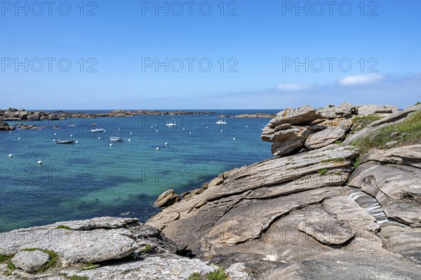 View from the GR 34 coastal hiking trail of the extensive sandy beach of the Plage de la Greve