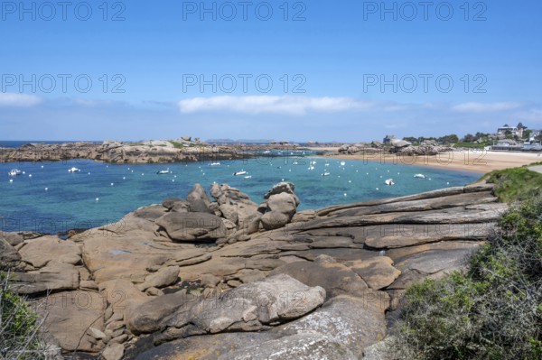 View from the GR 34 coastal hiking trail of the extensive sandy beach of the Plage de la Greve Rose