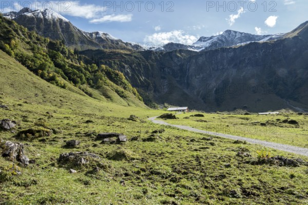 Oytal valley head, behind Käser Alpe and Jochspitze and Rauheck, Oytal, near Oberstdorf,