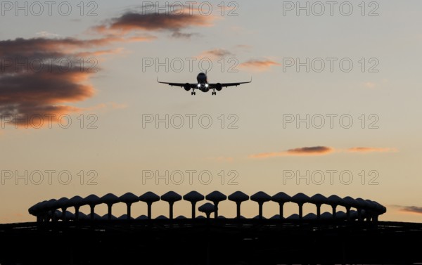 Landing of an aircraft at BER Berlin Brandenburg Willy Brandt Airport, Wullenweber antenna for