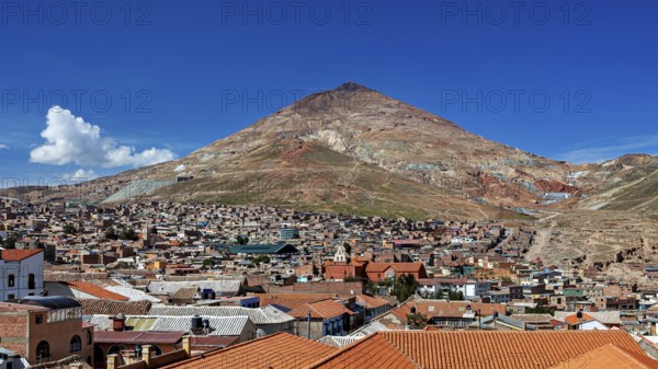 Clear view of a city with rooftops against a backdrop of mountains, the Cerro Rico silver mountain