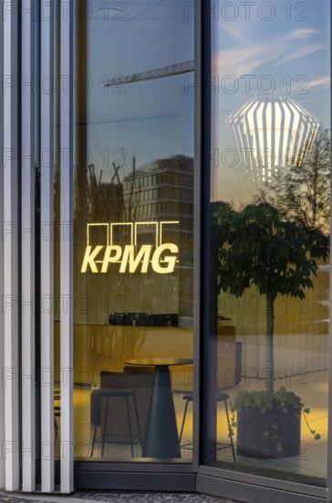 The picture shows the interior of a modern Berlin restaurant, taken in the evening, the scene is