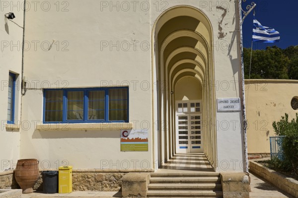 Primary school, entrance area with arches and Greek flag on the wall, Historicism, Art Deco,