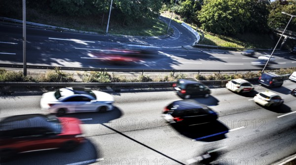 Traffic jam on the A 100 motorway: the Ringbahn bridge at the Funkturm motorway junction is closed.