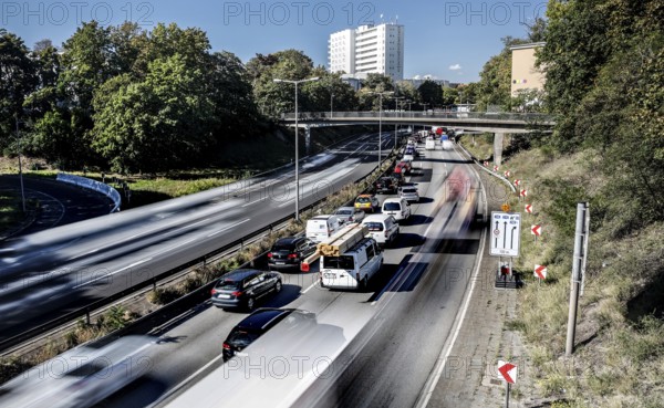 Traffic jam on the A 100 motorway: the Ringbahn bridge at the Funkturm motorway junction is closed.