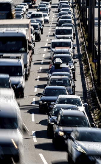 Traffic jam on the A 100 motorway: the Ringbahn bridge at the Funkturm motorway junction is closed.