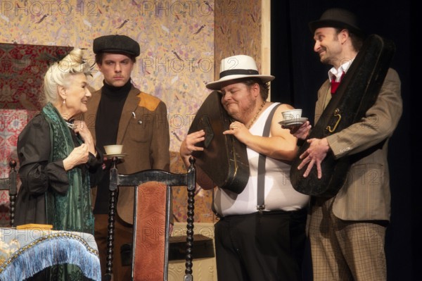 Vera Müller (Mrs Wilberforce), Henning Wolff (Louis Harvey), Pablo Nina Toculescu (Willie Knoxton),