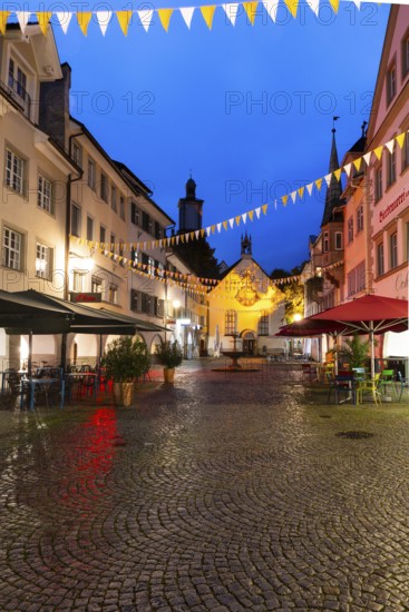 Historic houses, Häusergasse, fountain, sunshades, blue hour, St John's Church, market square,