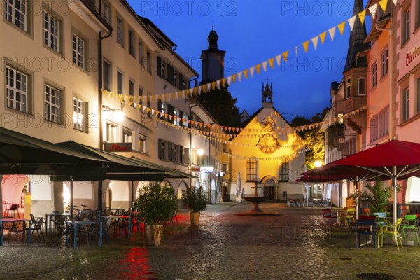 Historic houses, Häusergasse, fountain, sunshades, blue hour, St John's Church, market square,