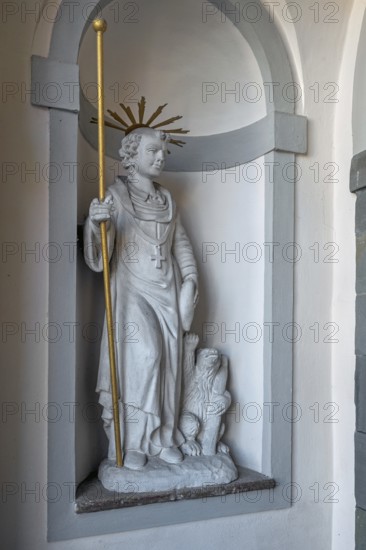Church of St Gallus and Ulrich, niche with St Gallus and the bear, Kisslegg, Allgäu,