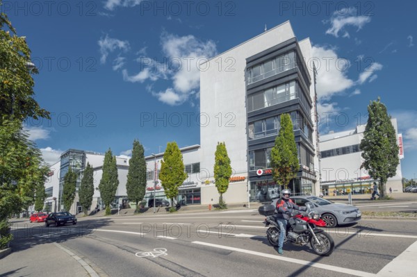 Blue sky over the Forum Allgäu with columnar oaks (Quercus robur Fastigiata), Bahnhofstraße,