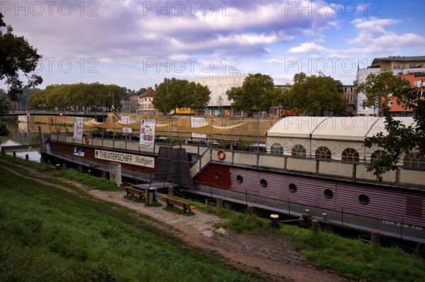 Theaterschiff Stuttgart, Rosensteinbrücke, Neckar Bad Cannstatt, Stuttgart, Baden-Württemberg,