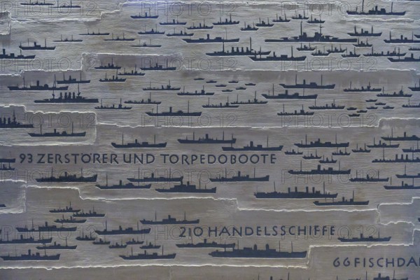 Dark silhouettes of ships on a plate, accompanied by German texts on the number and types of ships,