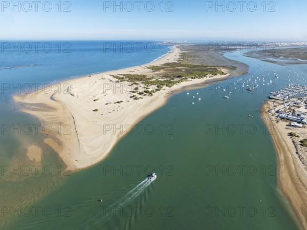The large sandbar of Punta del Boquerón and partial view of the fishing village of Sancti Petri. In