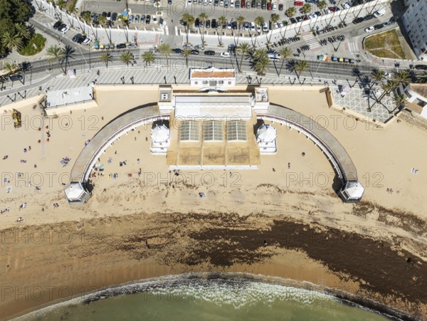 The old quarter of the town of Cádiz. Prominent the Caleta beach and the old Balneario de la Palma.